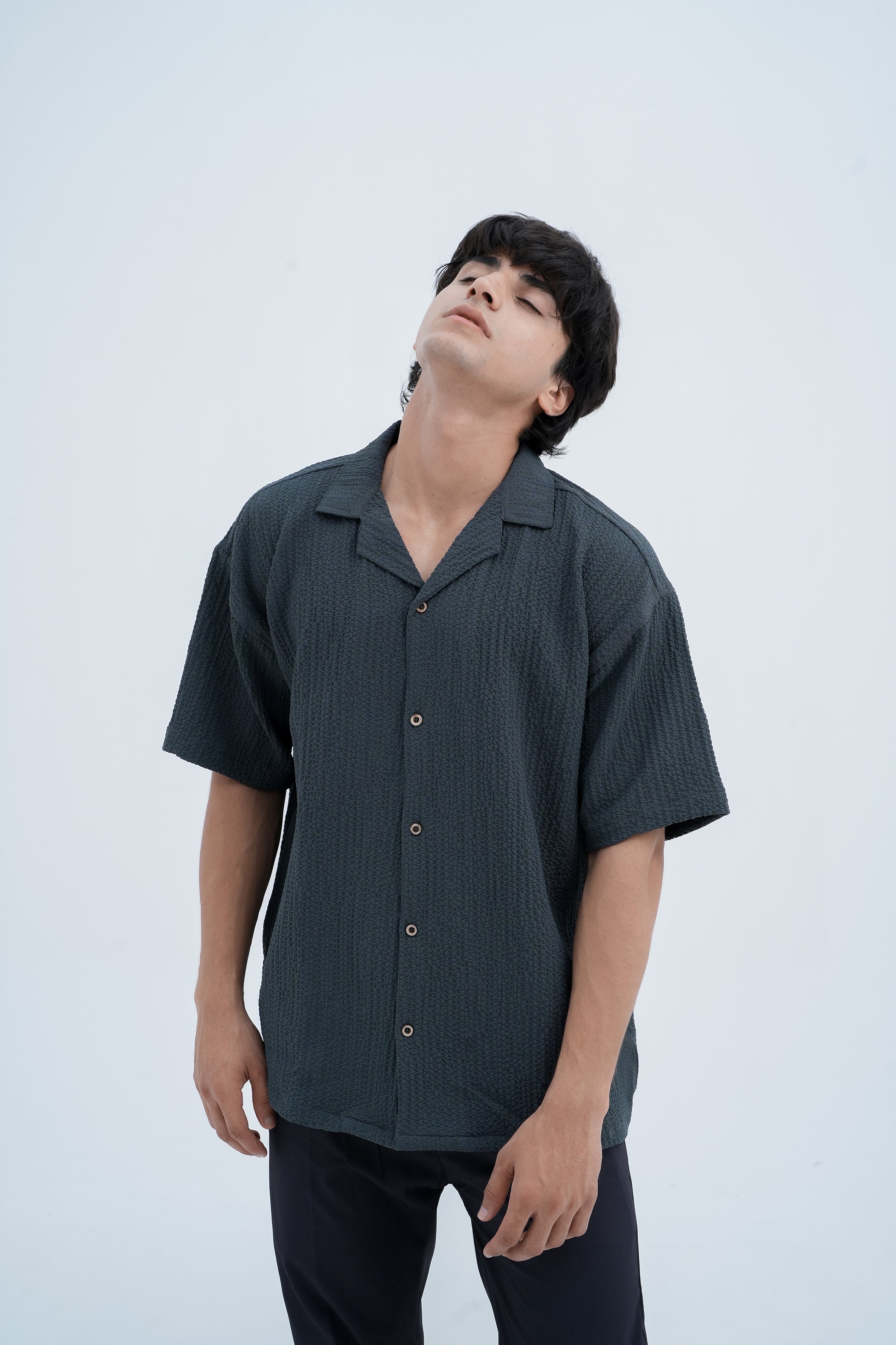 Horizon Camp Shirt in Charcoal - looking up pose